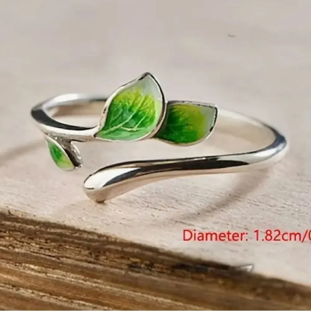 Adjustable Green Leaf Ring – Nature-Inspired Elegance for Every Hand